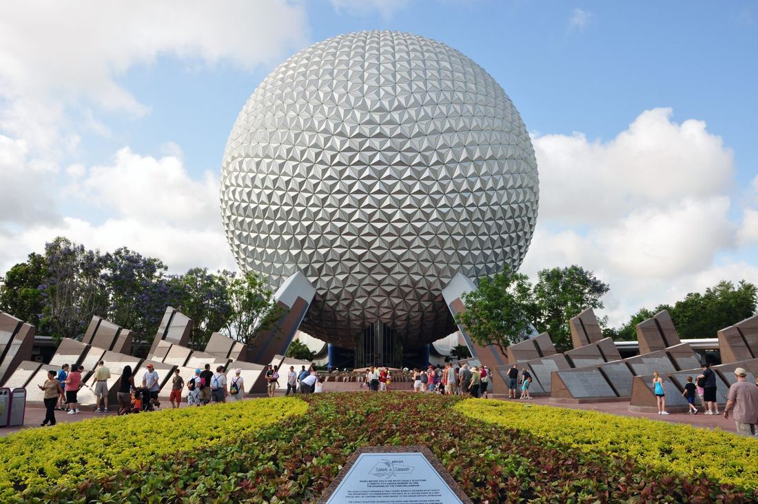 Spaceship Earth, a esfera icônica do Epcot, em dia de céu aberto