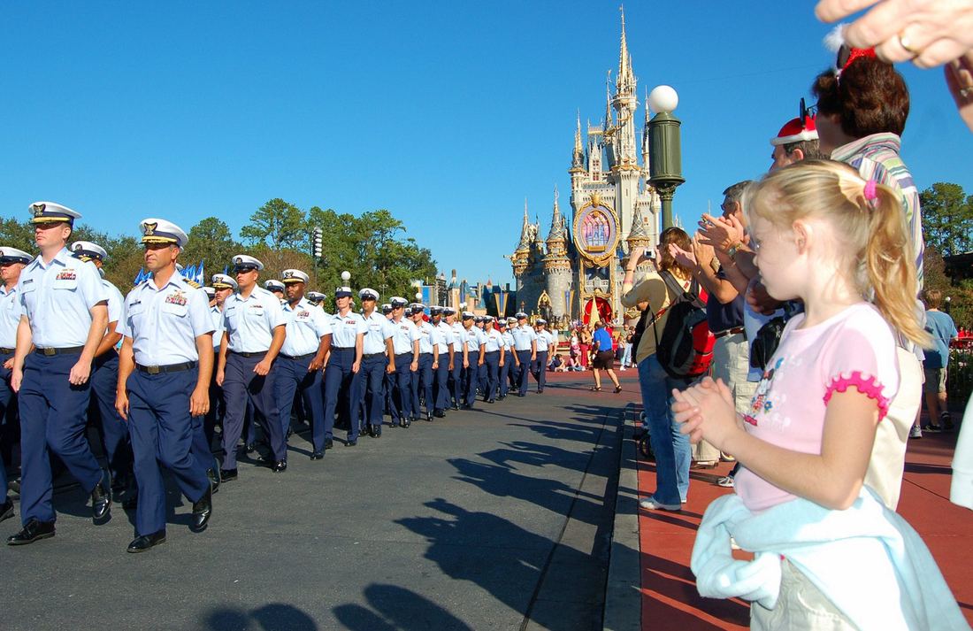 Desfile na Main Street do Magic Kingdom com público acompanhando