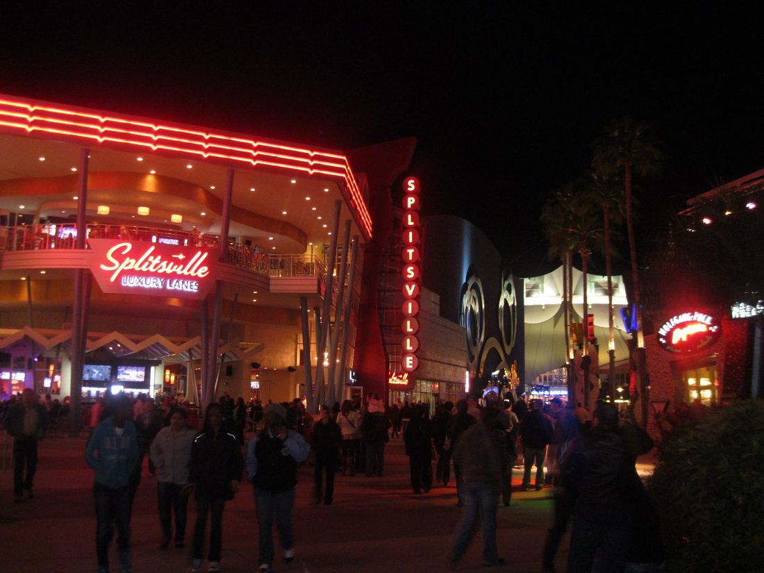 Disney Springs iluminado à noite, área de compras e restaurantes em Orlando
