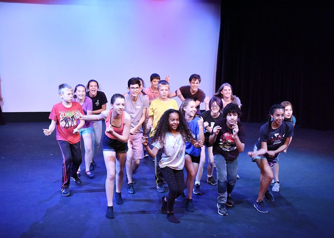 Bailarinos durante ensaio de apresentação