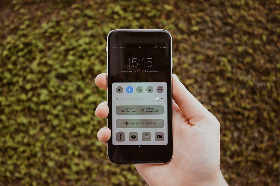 Pessoa segurando o celular para consultar informações durante a viagem