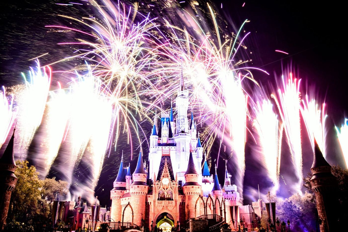 Fogos de artifício sobre o castelo do Magic Kingdom à noite