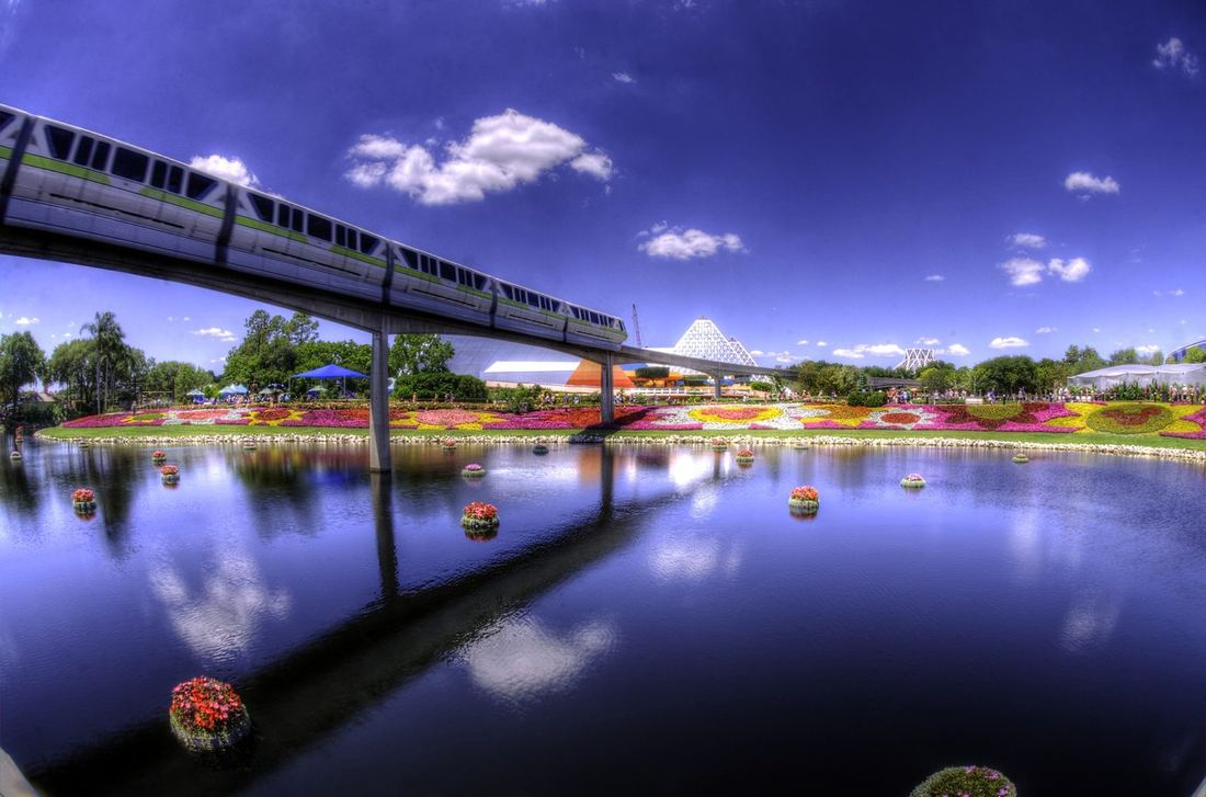 Monotrilho da Disney passando sobre o lago do Epcot