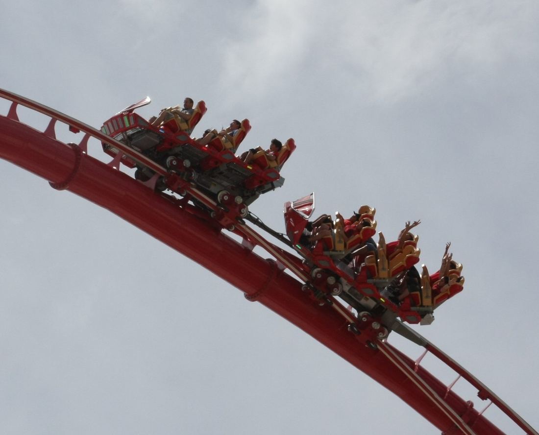 Montanha-russa em parque temático de Orlando com visitantes
